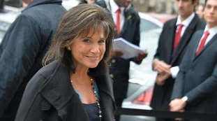 Silvio Berlusconi "strisciava in ginocchio per supplicarmi". Anne Sinclair, confessioni-bomba: "Ti darò tutto quello che vuoi"