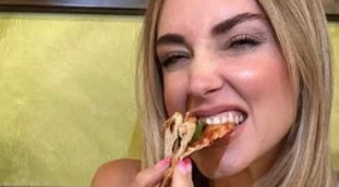 Chiara Ferragni e la pizza che si "rigenera": la foto misteriosa è virale