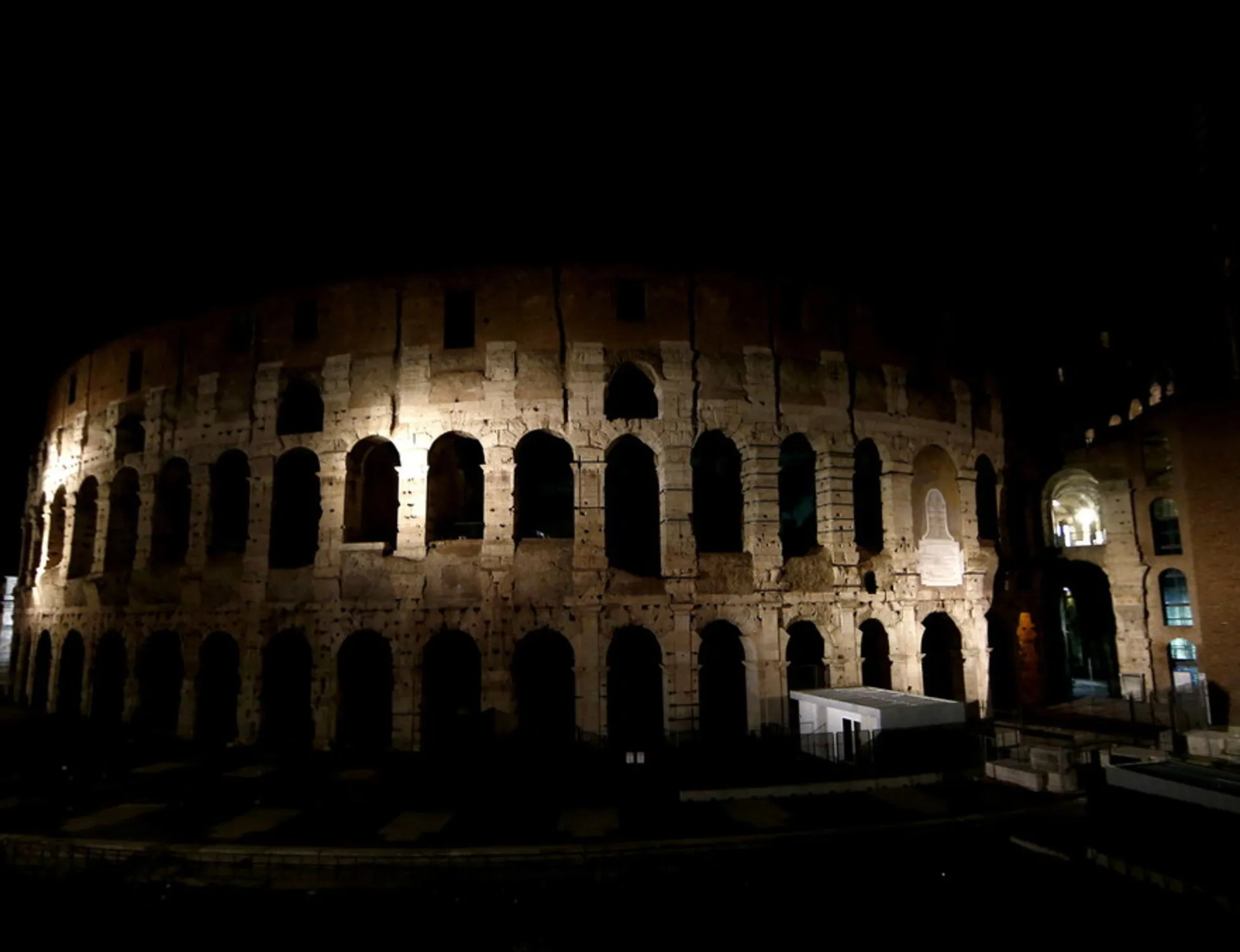 Leggi l'articolo: Precipita da 10 metri e muore, tragedia al Colosseo: chi era il 22enne Andrea Moretti