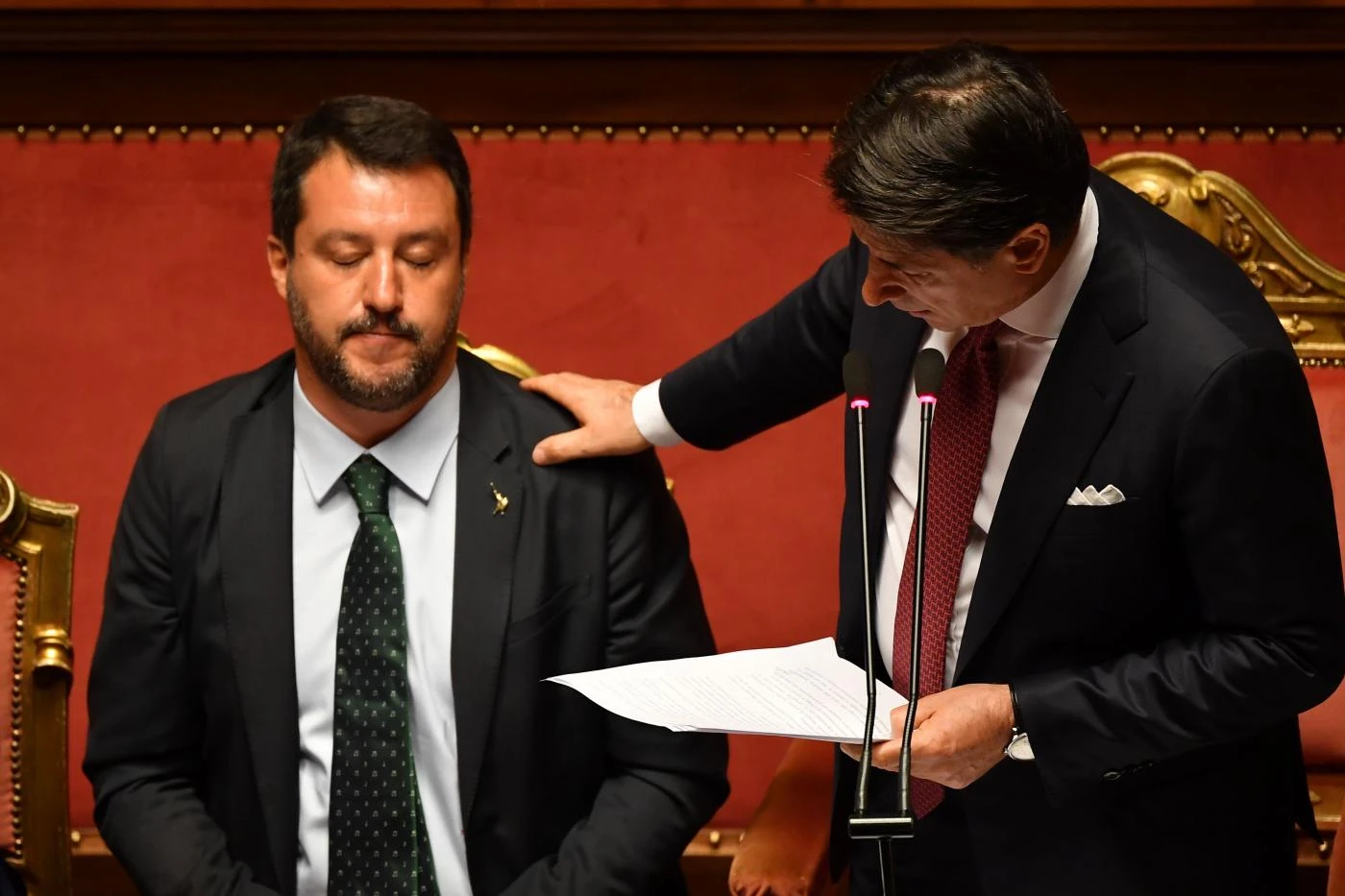 Giuseppe Conte esce di scena insultando Salvini: "Se manca il coraggio, ci penso io". Ultime parole al Senato