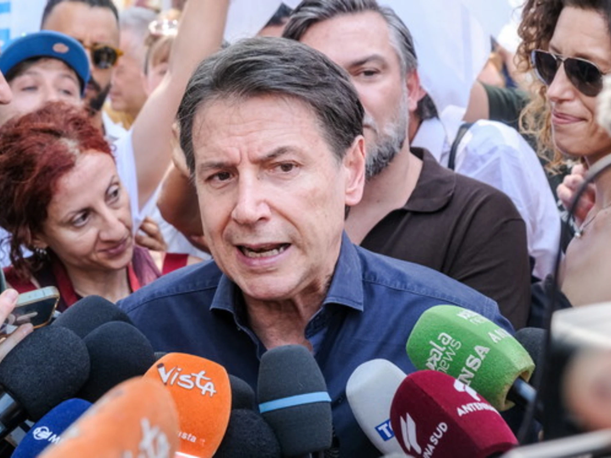 &quot;Se qui per il catering?&quot;: Gasparri umilia Conte