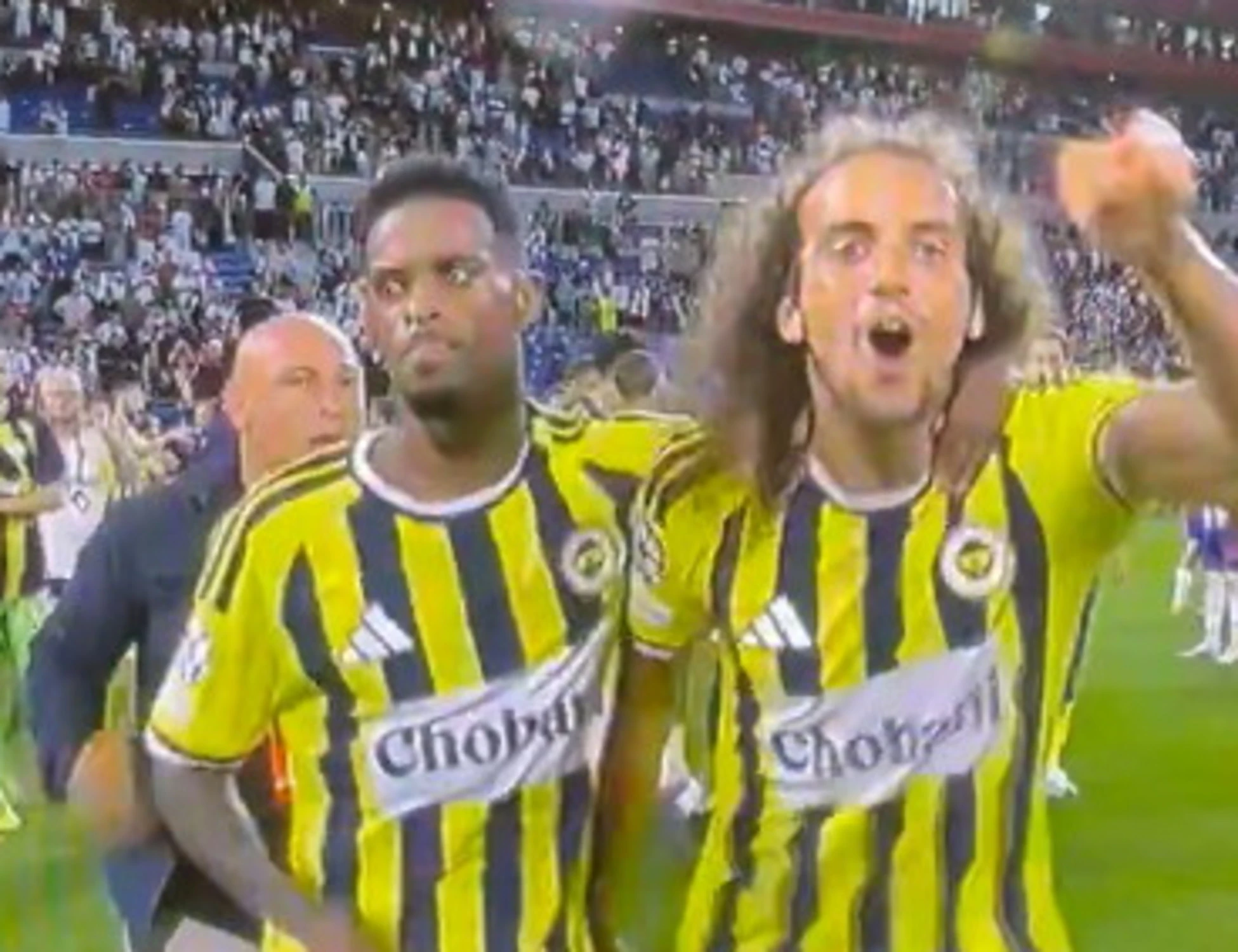 Guendouzi fa scattare la rissa, succede di tutto in campo <span style="color: rgb(153, 0, 0);">Video</span>