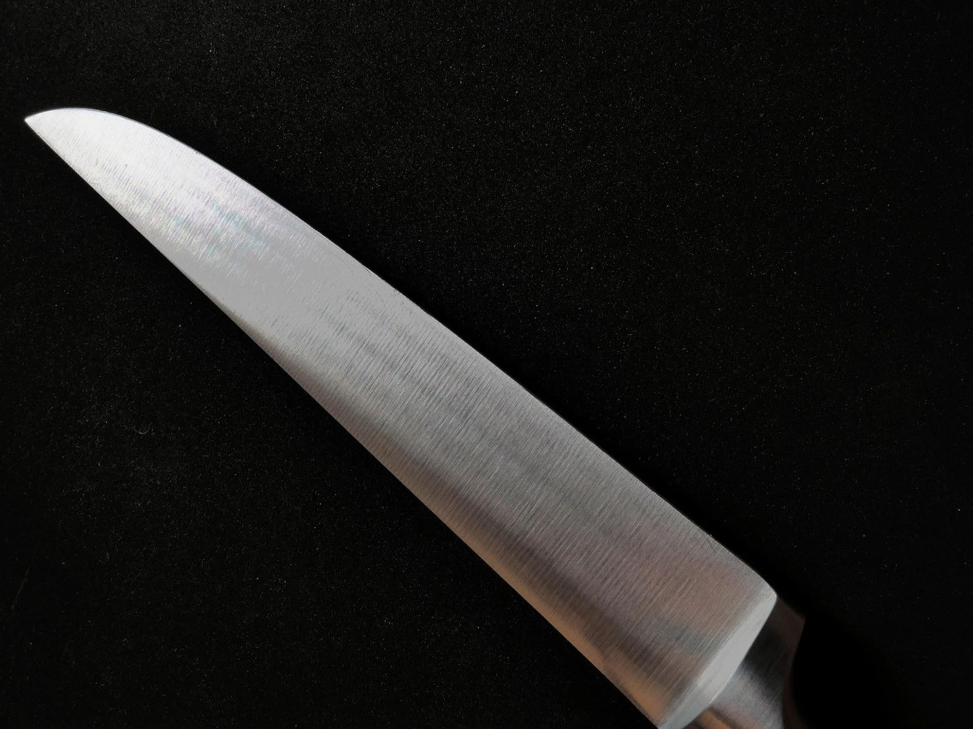 Egiziano irregolare irrompe nel bar e accoltella titolare, nipote e cliente