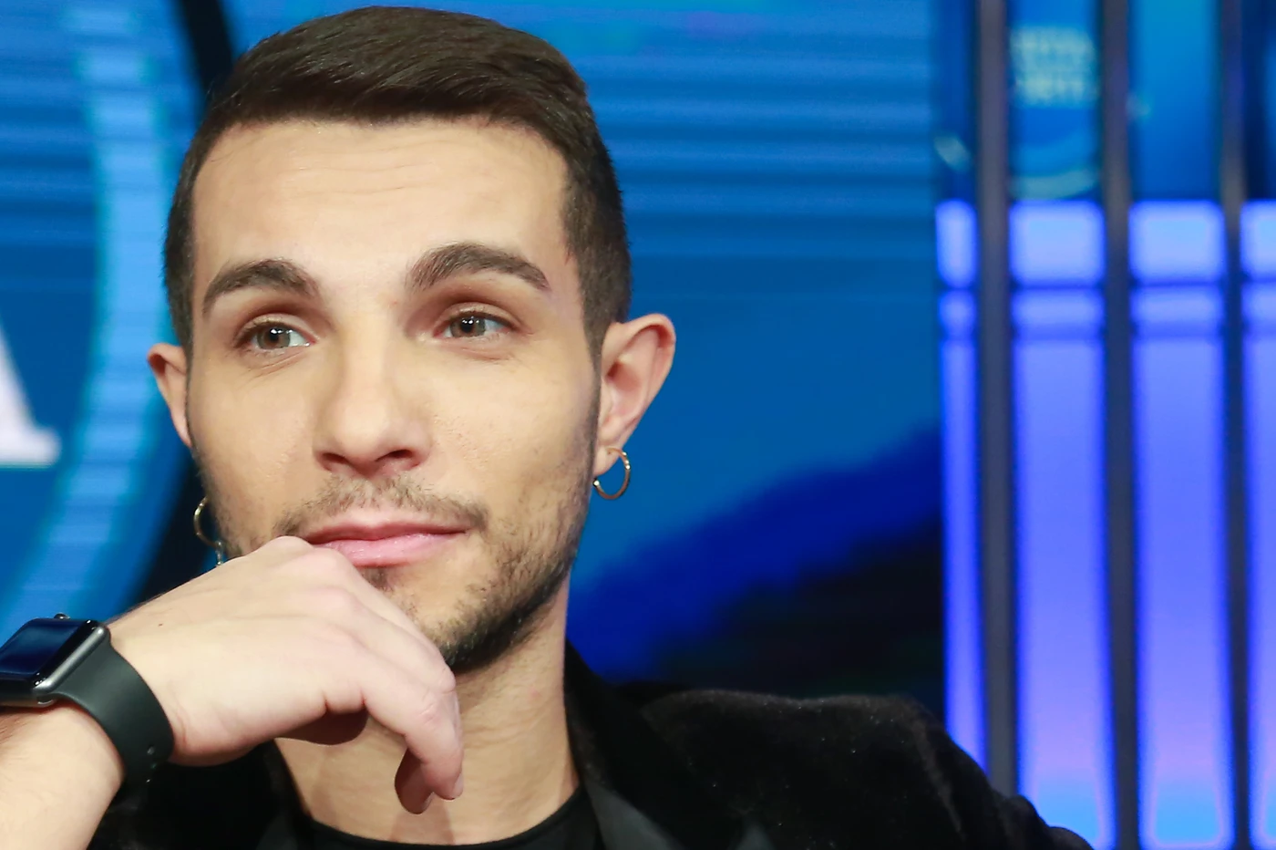 Marco Carta, pochi giorni dopo l'arresto esce il nuovo album: "Bagagli leggeri", si scatena l'ironia