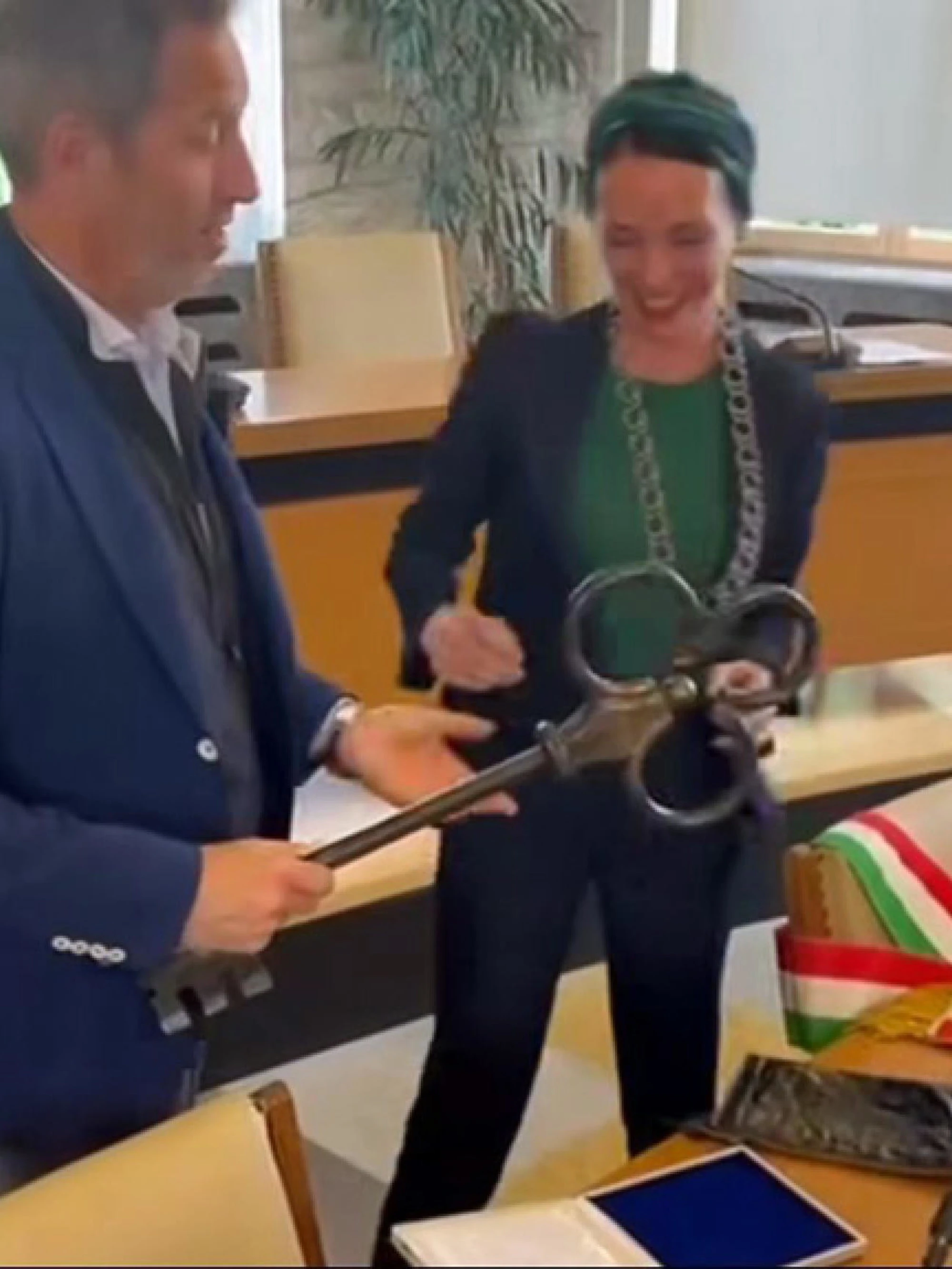 Katharina Zeller, dopo lo sfregio al tricolore accusa la destra