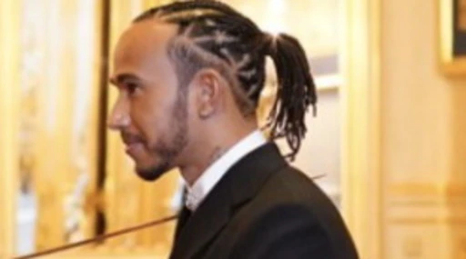 Lewis Hamilton muto davanti al principe Carlo, immagini drammatiche: com'è ridotto dopo il trionfo di Verstappen