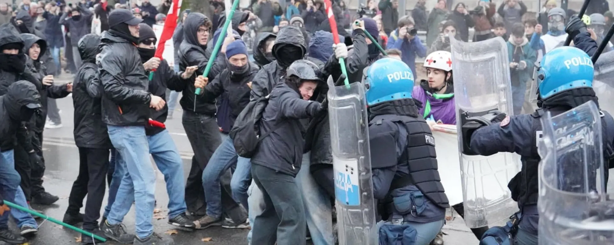 Leggi l'articolo: L'imbarazzante elenco dei vip rossi che difendono i violenti di Askatasuna