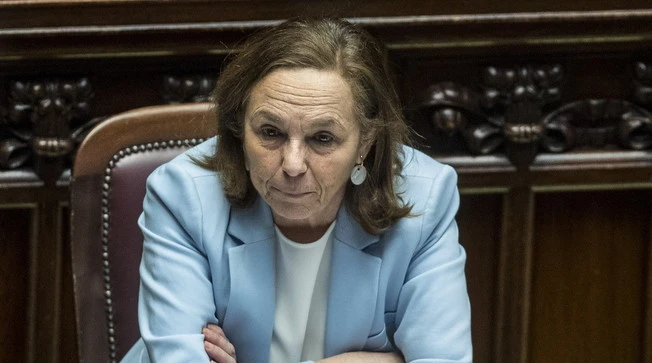 Luciana Lamorgese e "l'incredibile cortocircuito". Positiva al Covid, parla il marito infettivologo: "Che volete che vi dica"