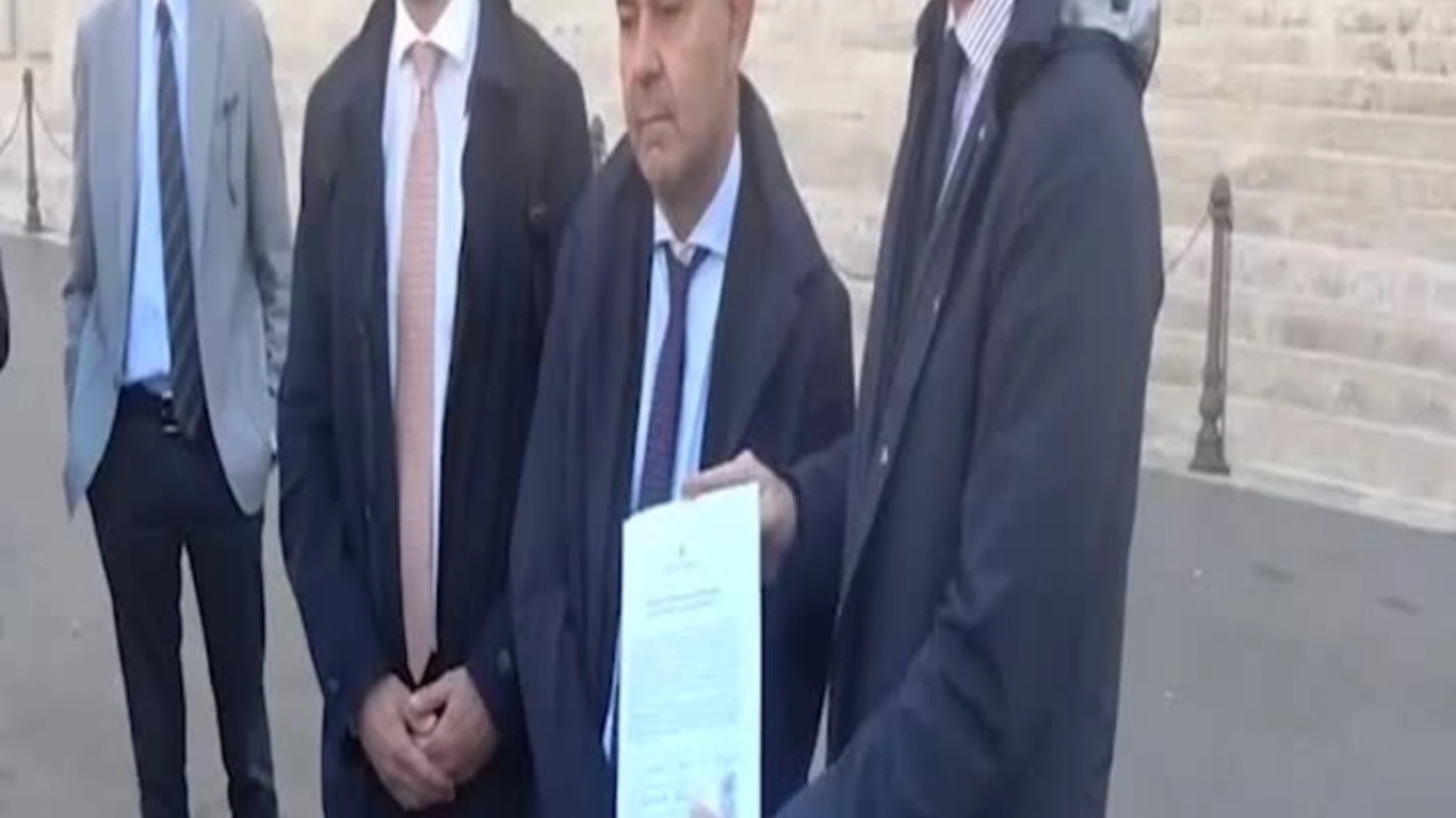 Giustizia, l'opposizione deposita le firme per il referendum