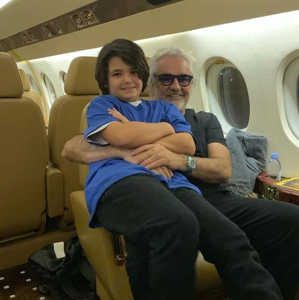 Flavio Briatore, ciao poveri: il Natale lo affronta così, la foto dal jet privato