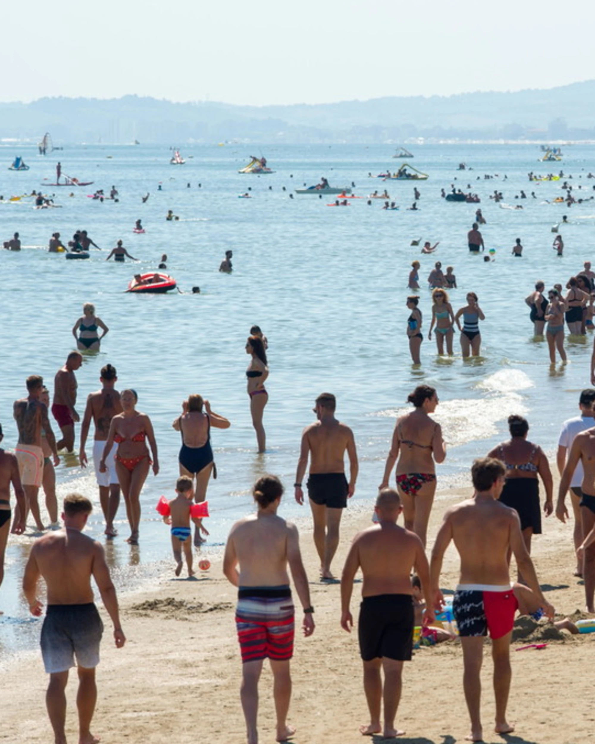 Rimini, abusa di un 12enne in mare: arrestato