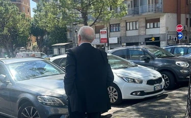 Vincenzo De Luca caccia il parcheggiatore abusivo ancor prima dell'insediamento