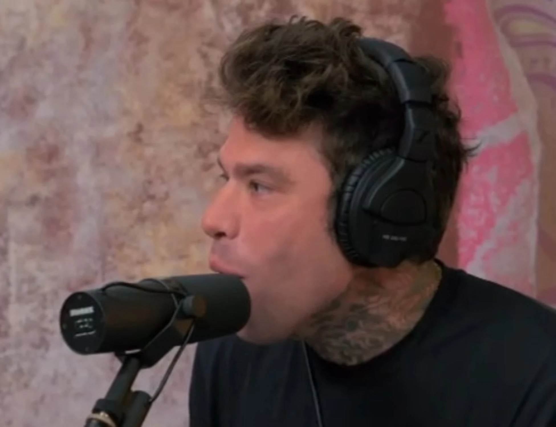 Fedez-choc: "Serve più violenza! Noi abbiamo dato fuoco a Cuore Nero"