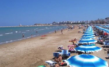 Rimini, sesso in spiaggia in pieno giorno: sconcerto tra i turisti