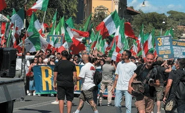 Gli antifa provocano "le destre" e Salvini