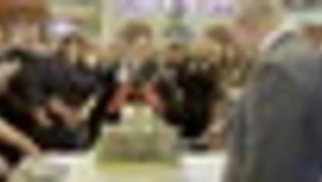 Re Carlo compie 77 anni, torta-castello e "Happy Birthday" in Galles