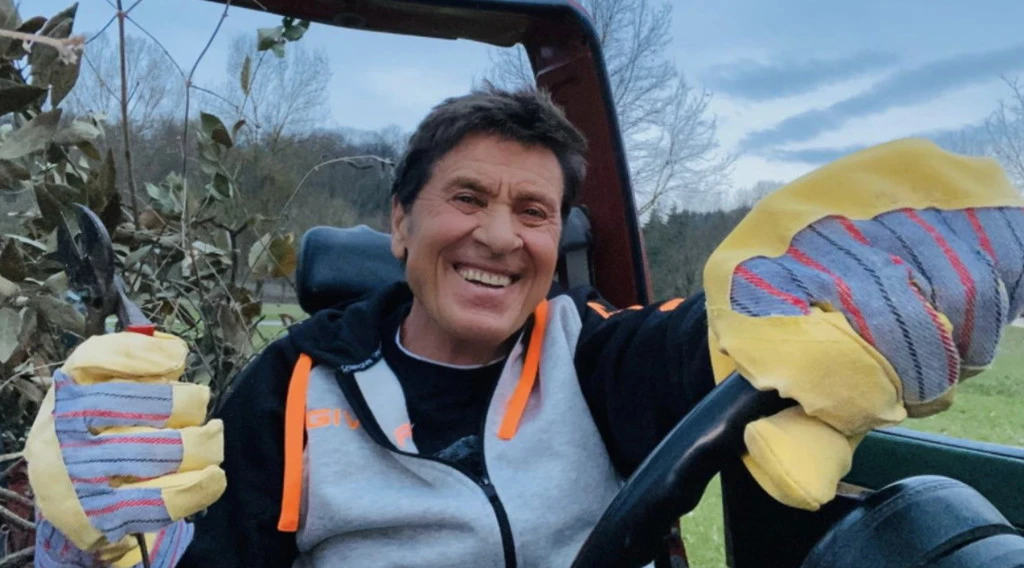 Gianni Morandi ricoverato d'urgenza per ustioni: caduto sul fuoco, l'incidente in campagna