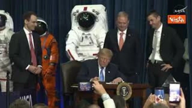 Trump firma ordine esecutivo a Houston per creare US Space Academy