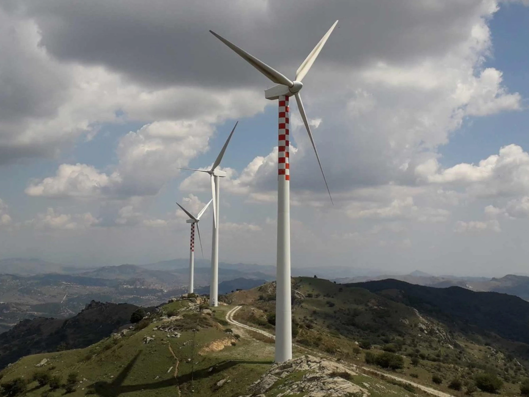 Eolico, cresce il ruolo nel sistema energetico italiano: il gruppo guidato da Flavio Cattaneo tra i protagonisti della transizione energetica