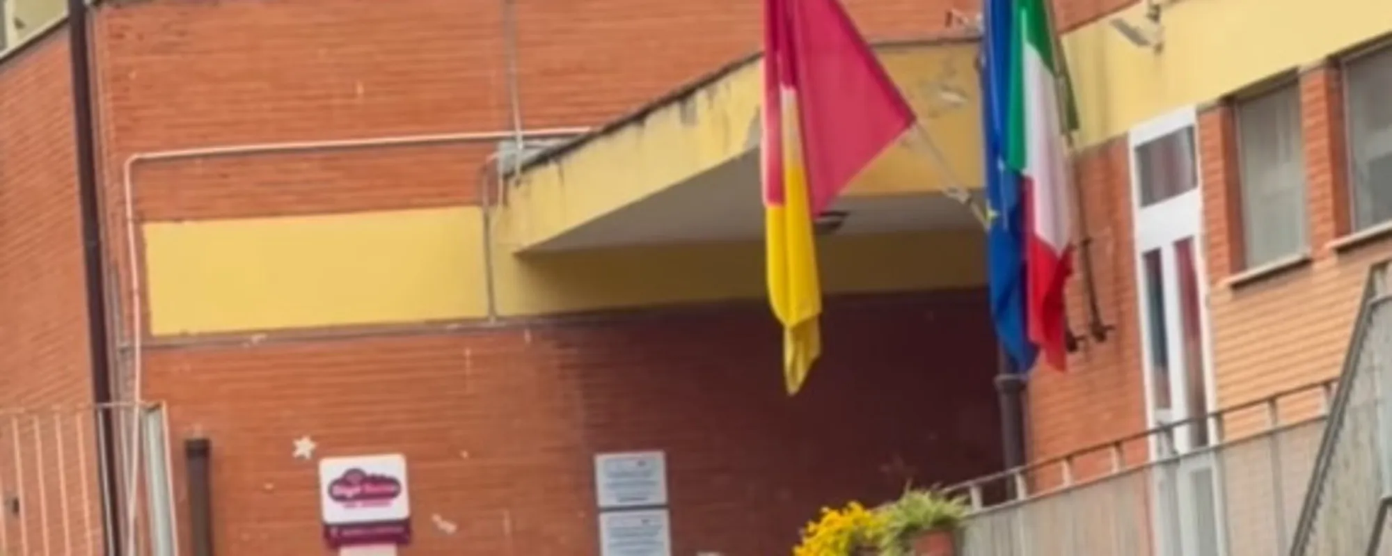 Scandalo al seggio a Roma: cosa c'è appoggiato sul tavolo