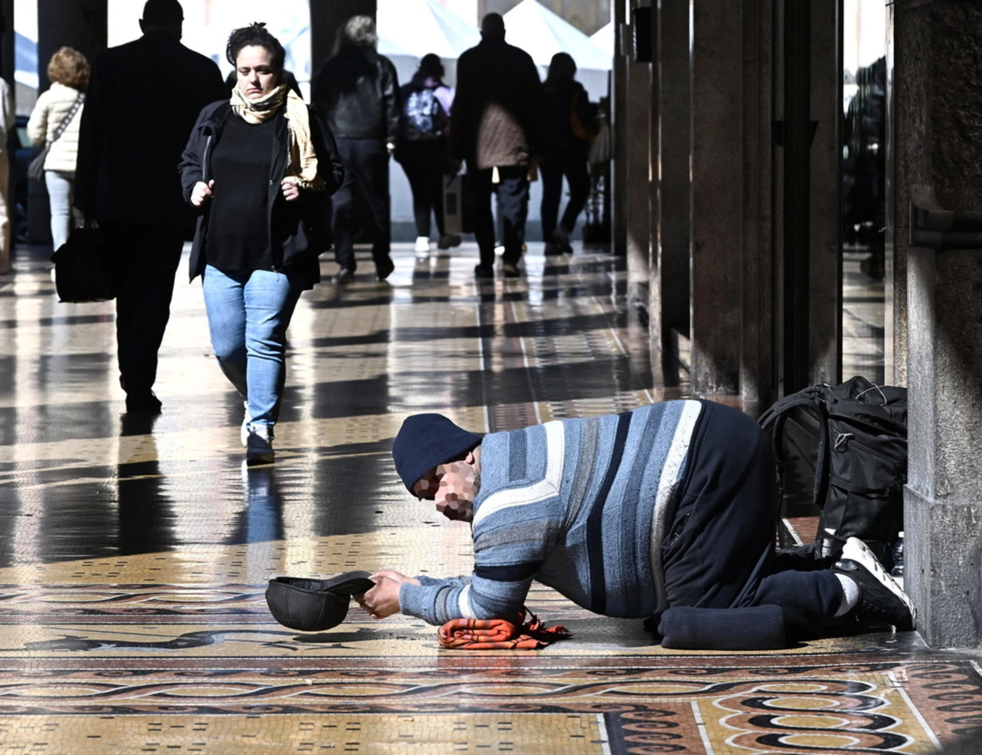 Com'è umana la sinistra: tappetini chic ai clochard