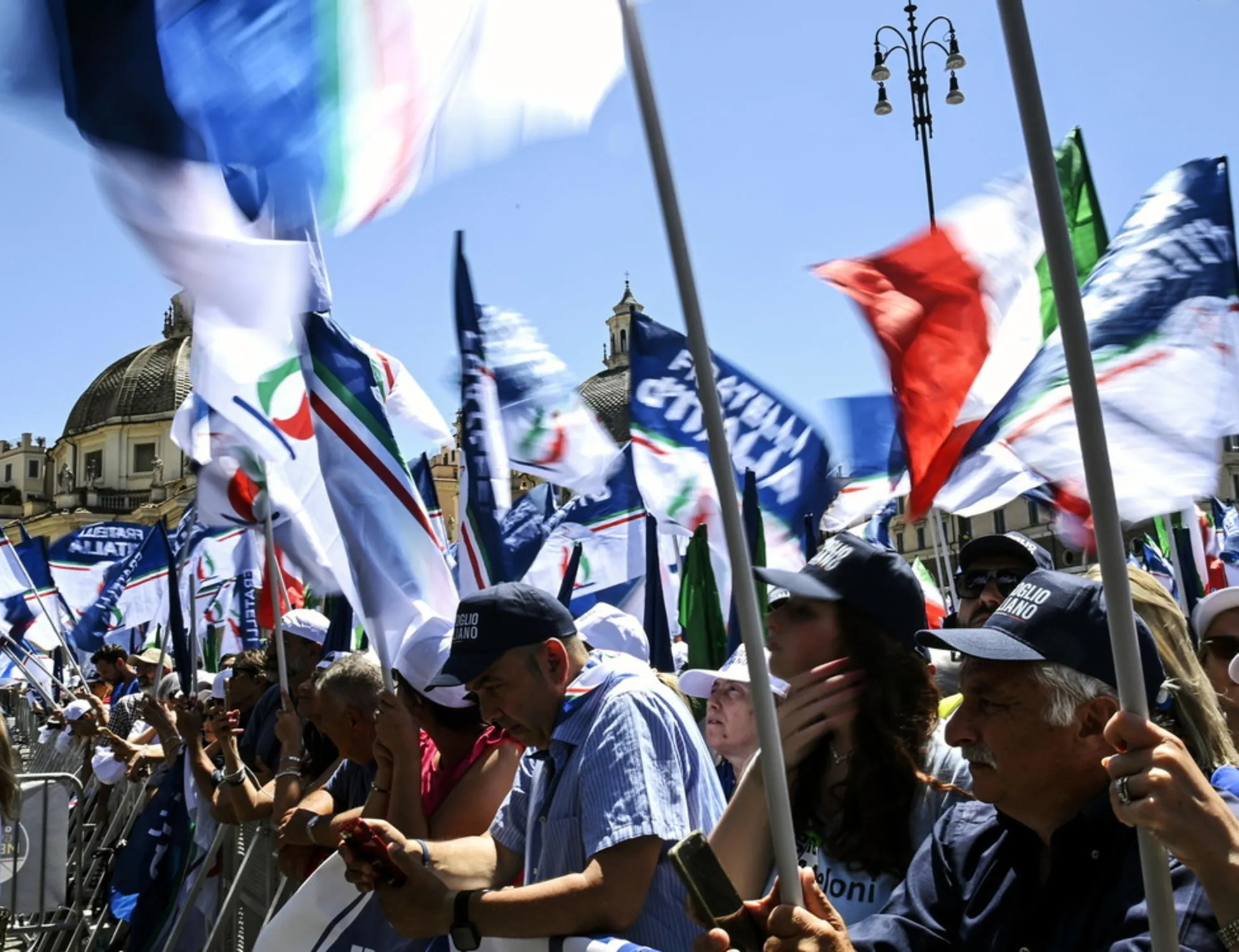 Leggi l'articolo: "FdI sta cercando l'anti-Vannacci": voce (clamorosa) sul candidato