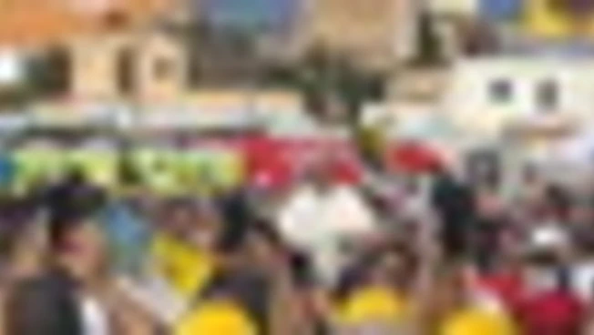 L'arrivo del Papa al campo sportivo di Lampedusa per la messa