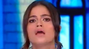 Veronica Gentili a Controcorrente, velluto rosa e scollatura infinita: provocazione pura, in prima serata così