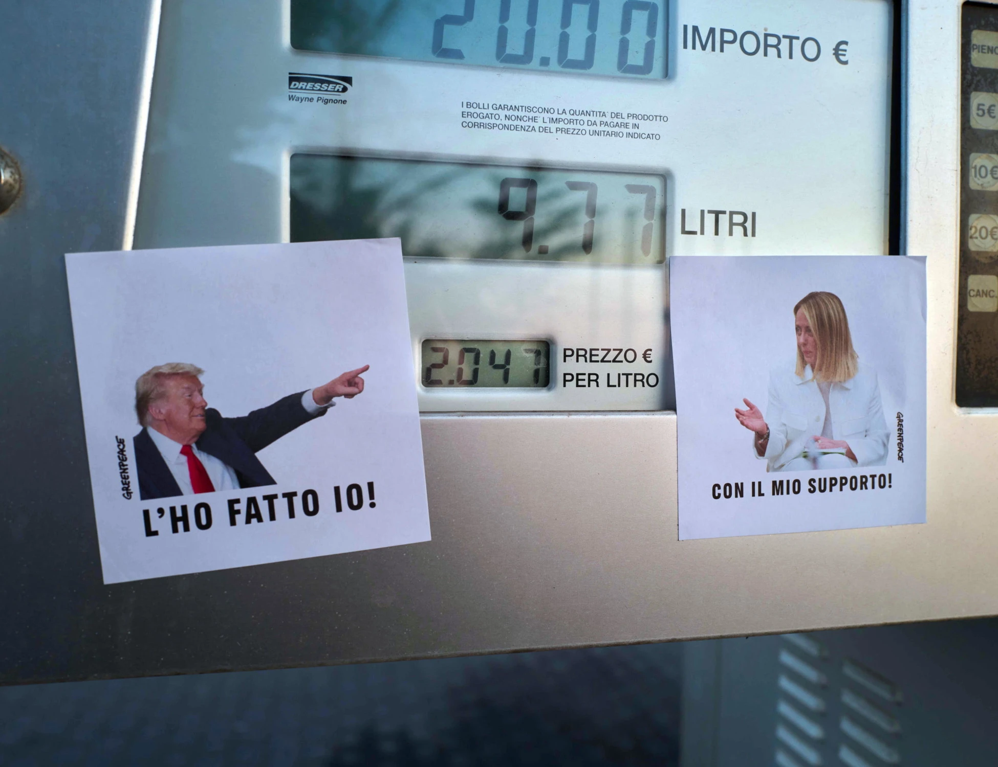 Adesivi contro Meloni e Trump nei benzinai: ecco chi c'è dietro