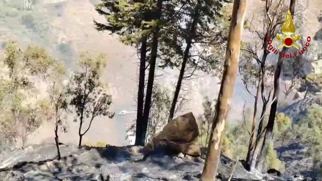 Taormina, vasto incendio danneggia serbatoio dell'acquedotto comunale