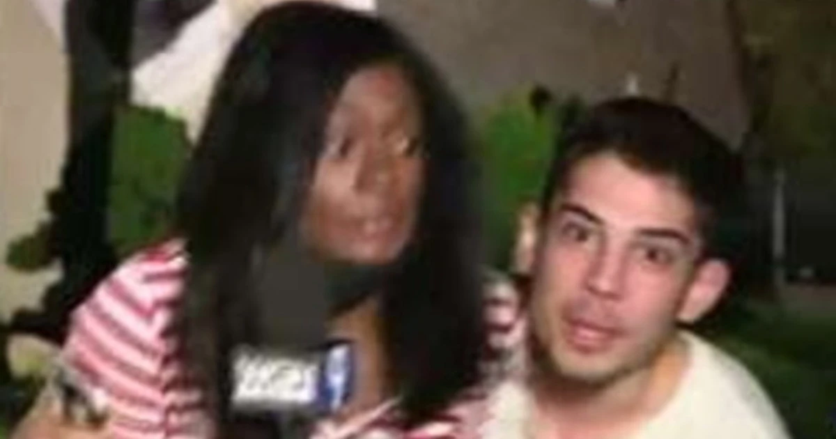 Chicago, paura in diretta: un ragazzo afferra una giornalista alle spalle durante un collegamento e urla: "Fott***"