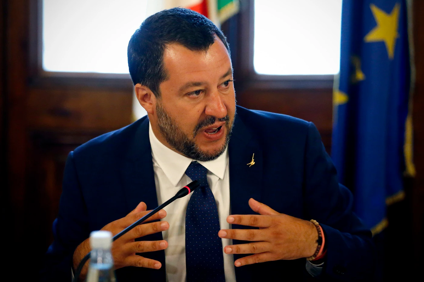 Matteo Salvini dopo il vertice con le parti sociali fa il premier: "Non sarà più accettato", diktat a Di Maio
