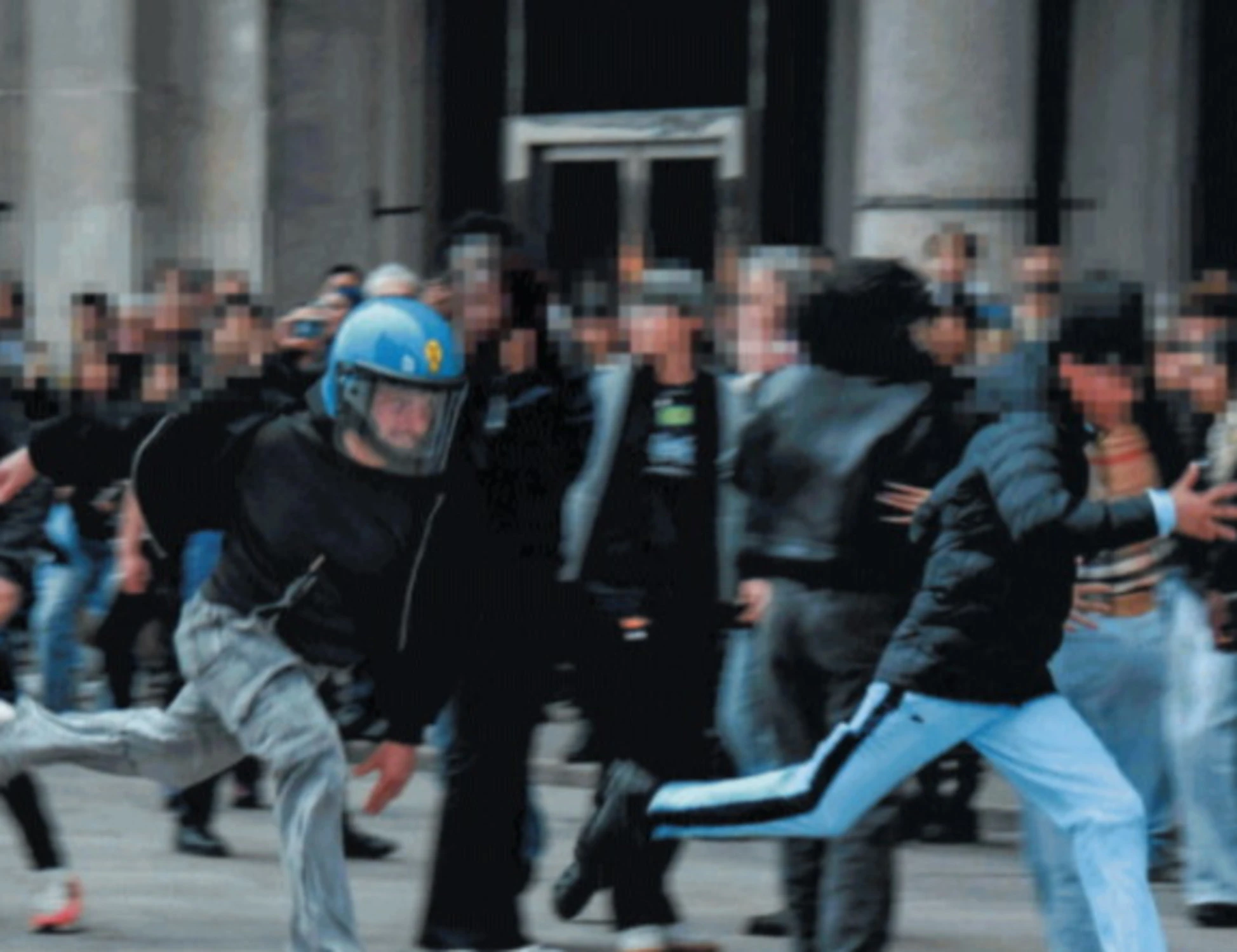 I delinquenti importati saccheggiano Milano al grido "Allah akbar"