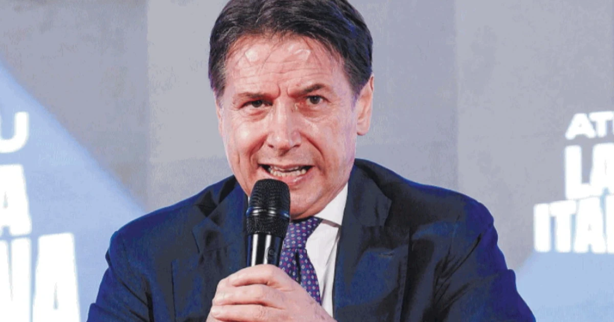 Ucraina, l'opposizione non è credibile: i più putinisti stanno a sinistra e li guida Conte