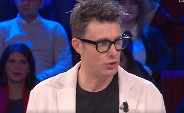 Affari Tuoi, la gaffe clamorosa di Giovanni: De Martino e Ballerina lo fermano