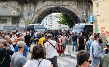 V Italiji se nadaljujejo polemike okoli socialnega centra Leoncavallo in vandalizma nad sedežem mladih Forza Italia