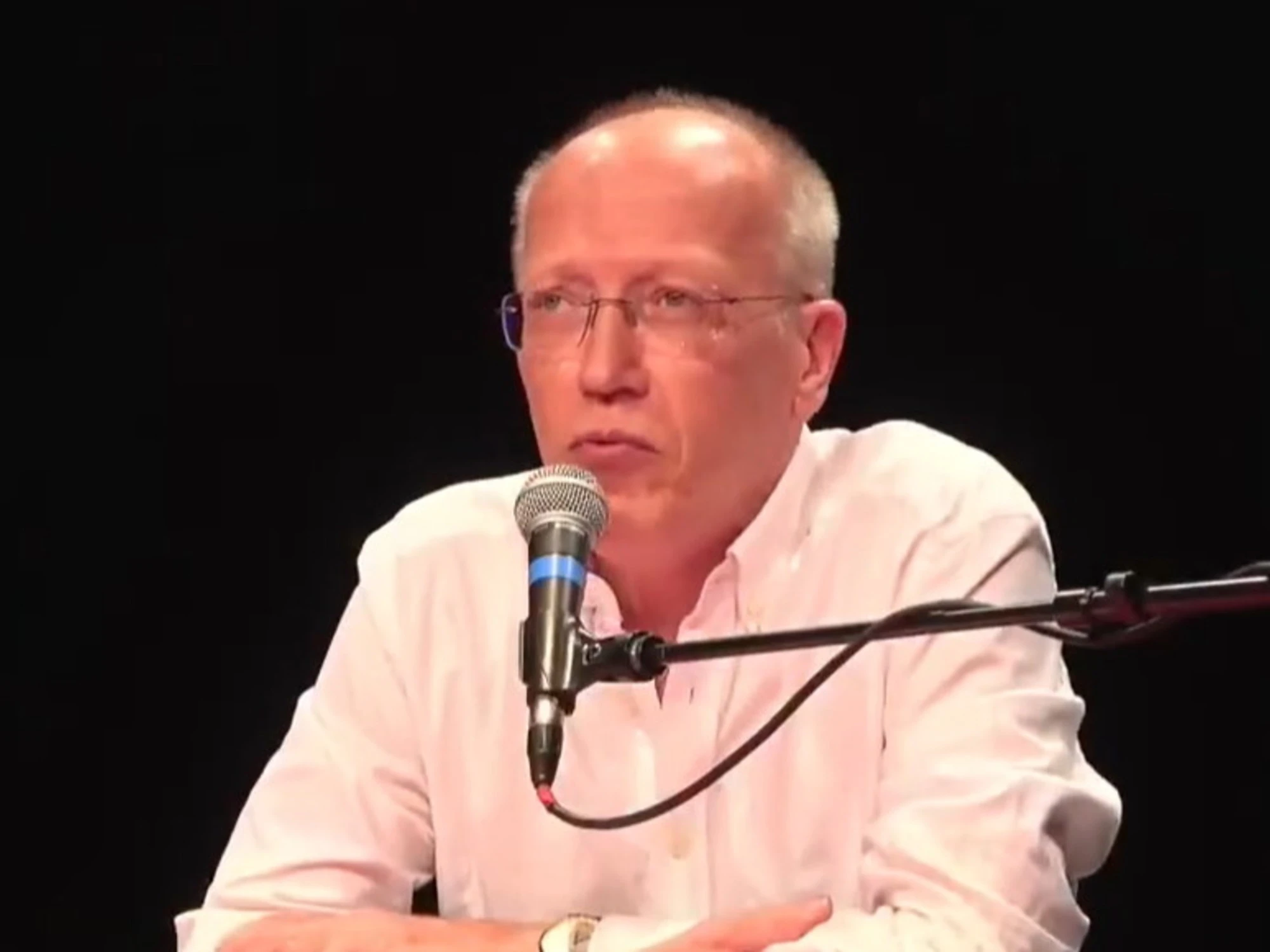 Il "sacro fuoco" brucia l'ipocrisia borghese