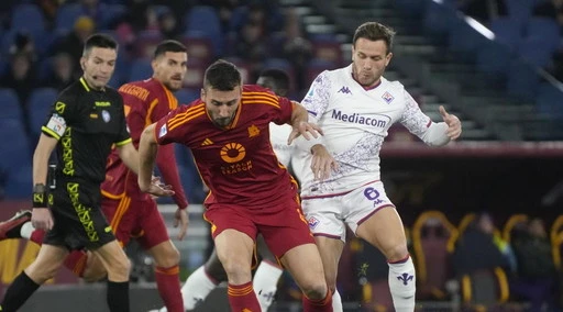 Serie A, la Roma resiste in nove: 1-1 con la Fiorentina, Dybala ko