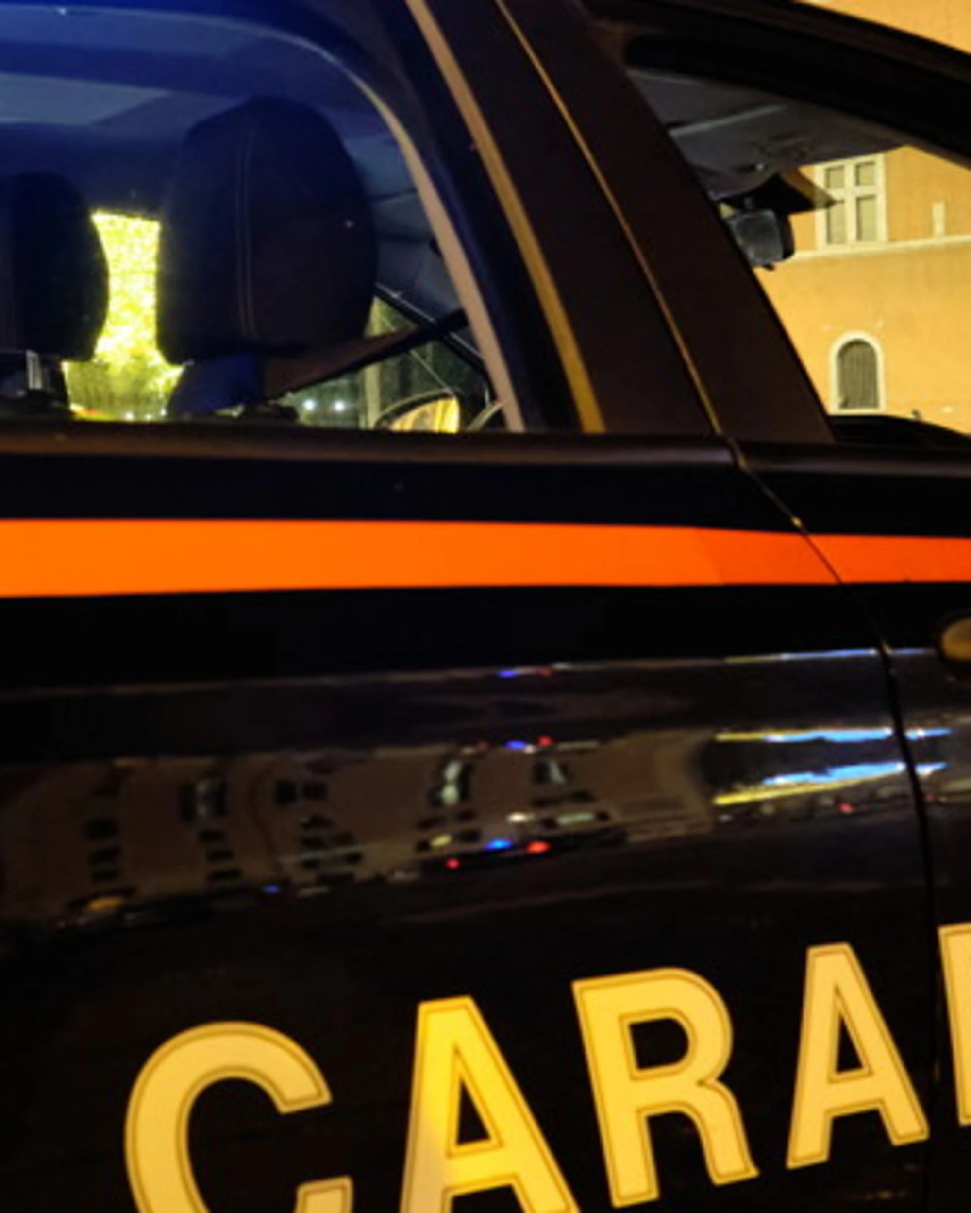 Salerno, bucano lo stop e i carabinieri sparano: chi c'era nell'auto