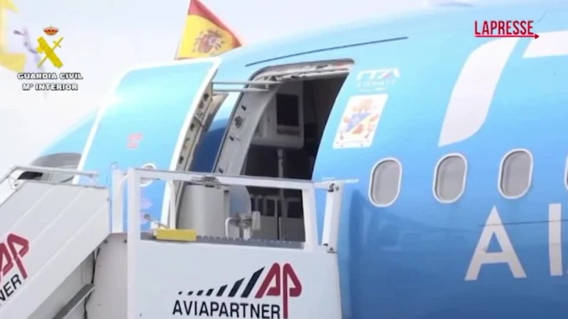 Papa Leone XIV arriva a Madrid: l'accoglienza dei Reali in aeroporto