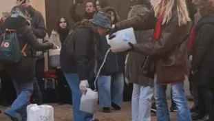 Ultima Generazione, fango davanti al tribunale di Bologna