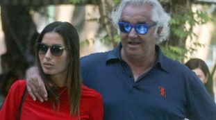 Elisabetta Gregoraci gela Briatore: "Corteggiatori discreti e galanti, voglia di lasciarmi andare