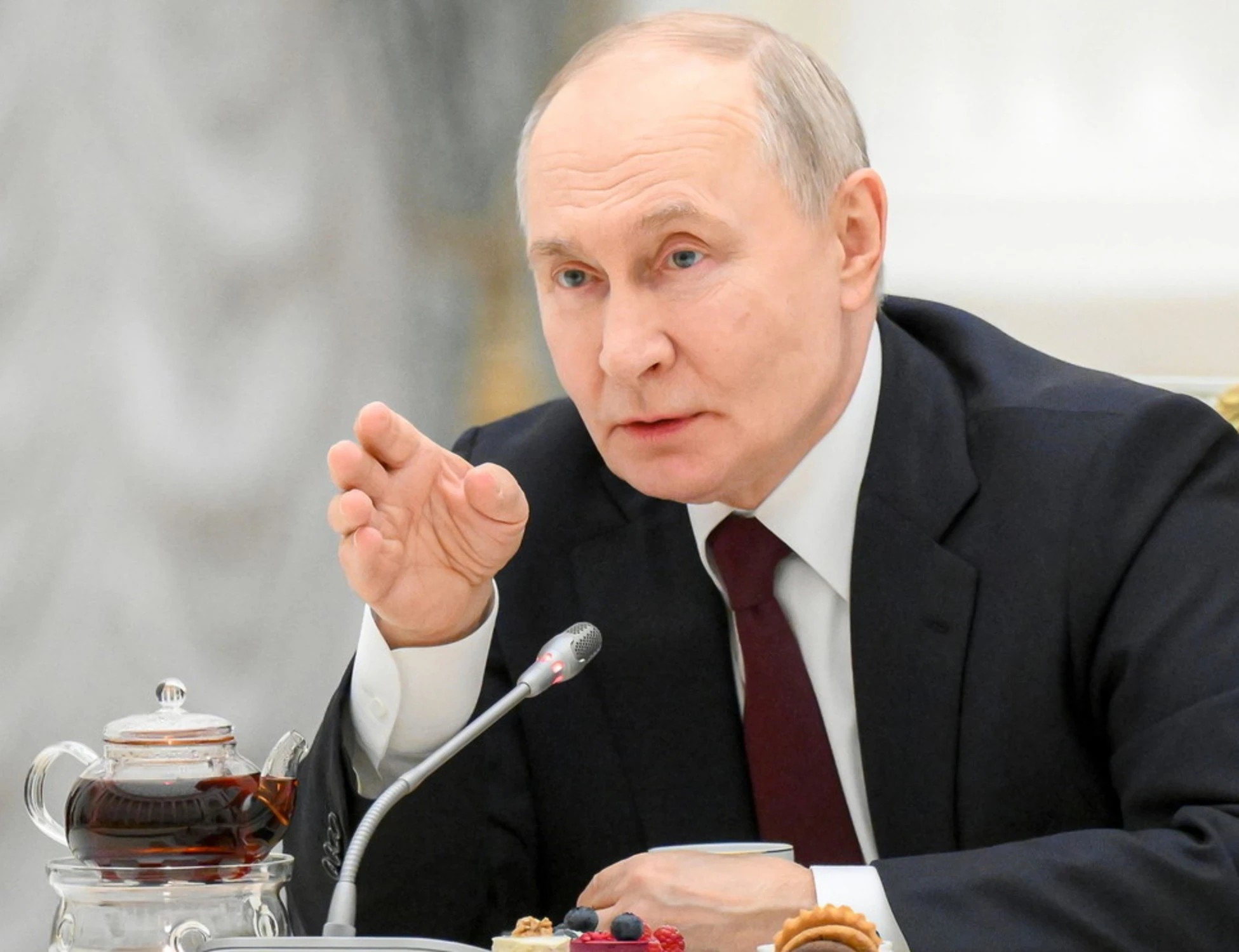 Vladimir Putin, stop a WhatsApp per il terrore di morire: la decisione estrema