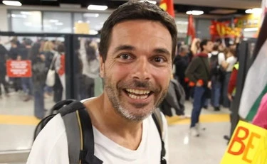 Saverio Tommasi, lo sfondone: "Aggressione fascista!". Ma a menare è un africano...