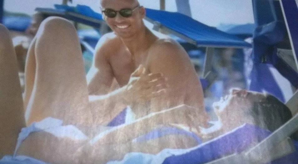 Giulio Napolitano e la misteriosa compagna in bikini