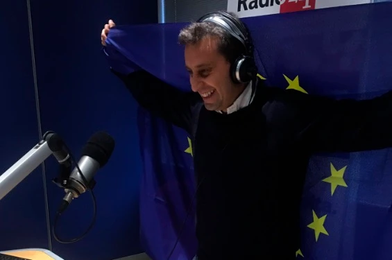 David Parenzo conciato così in diretta radio, qualcuno lo aiuti: come si è ridotto