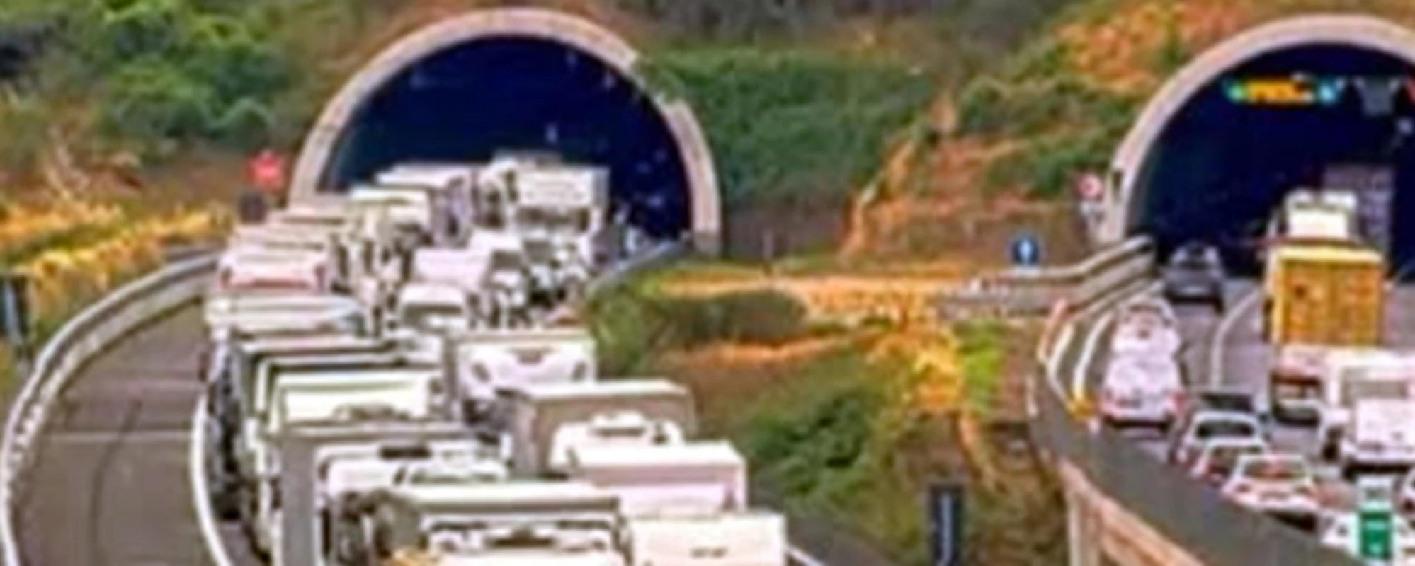 Inferno sull'A1: auto contro tir, tre morti <br />e due gravissimi