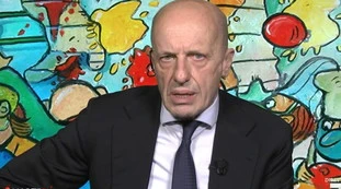 DiMartedì, Alessandro Sallusti e "il retropensiero" sullo stop ad AstraZeneca: "Guerra tra multinazionali dei vaccini"