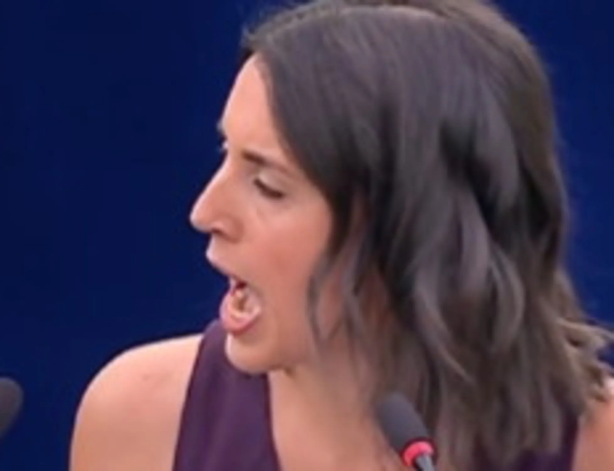 Irene Montero di Podemos, sfregio a Trump all'Europarlamento: cosa canta in aula