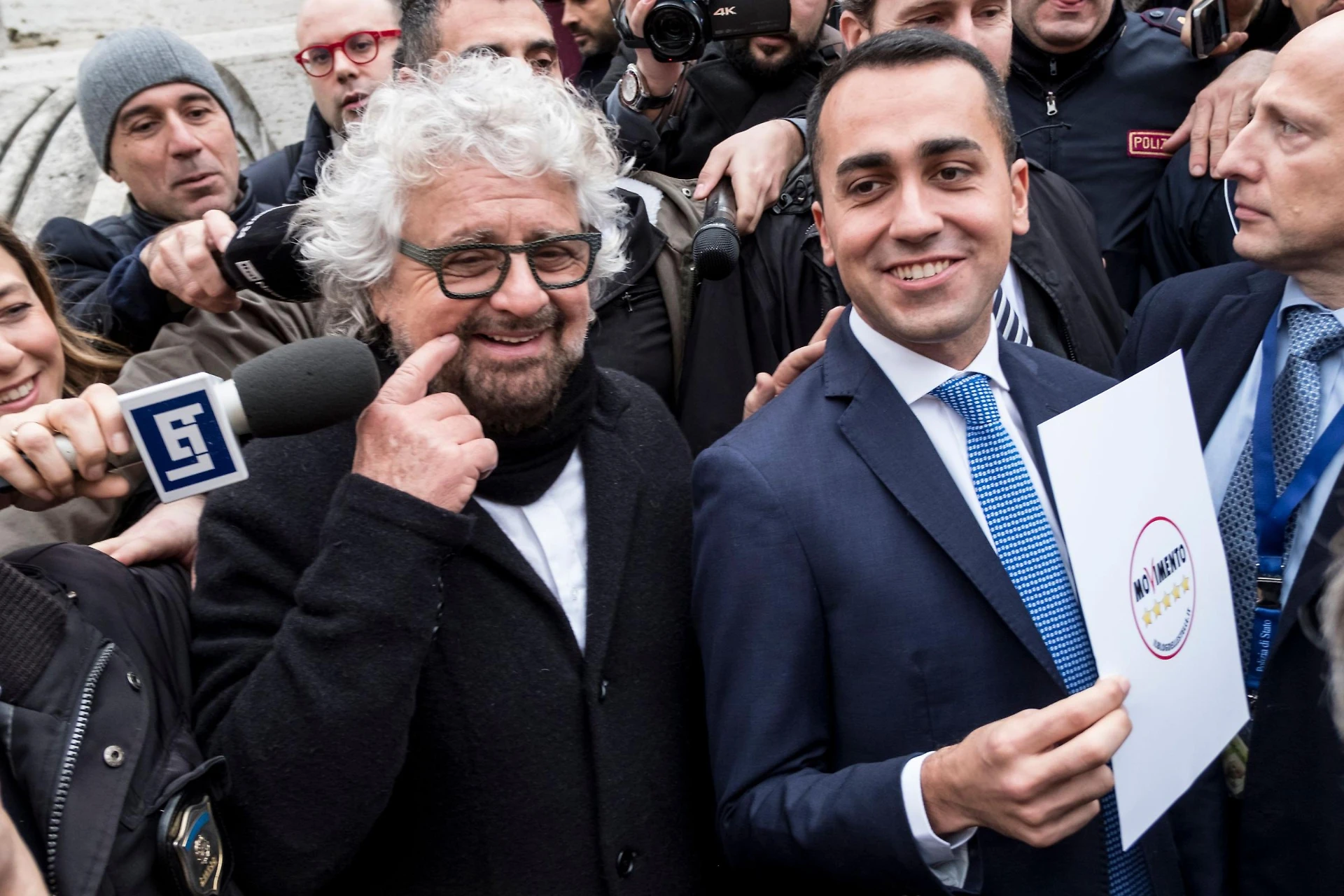 Luigi Di Maio parla, Grillo fa lo show: M5s, ecco il nuovo simbolo